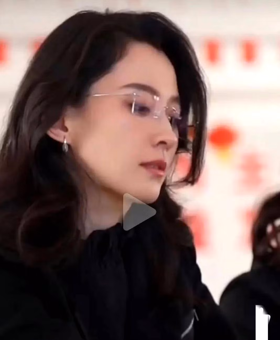 Có cư dân mạng nhận xét Lý Kiều có đường nét gương mặt và khí chất giống với "công chúa Samsung" Lee Boo Jin.
