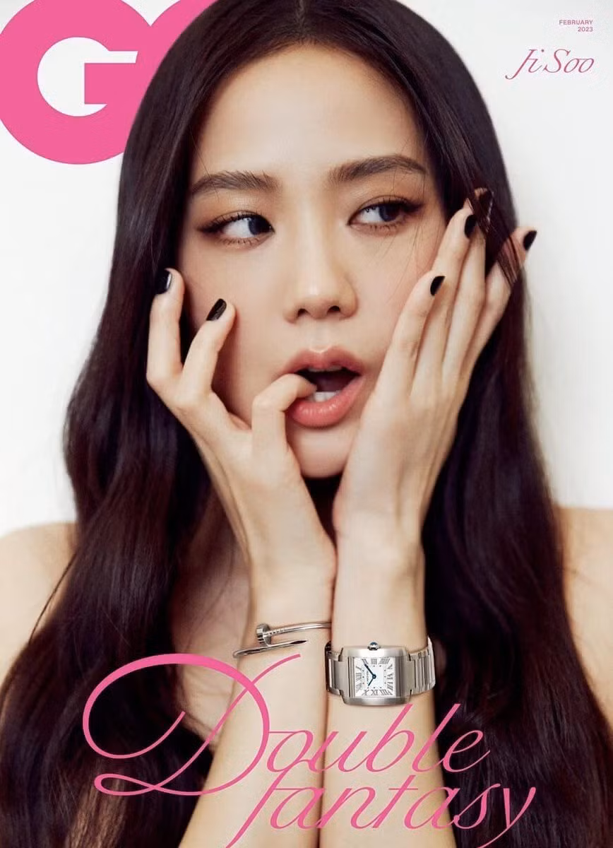 Trong ảnh bìa cận mặt, Jisoo đeo chiếc đồng hồ Tank Française có giá hơn 91 triệu đồng, vòng đeo tay có giá hơn 210 triệu đồng.