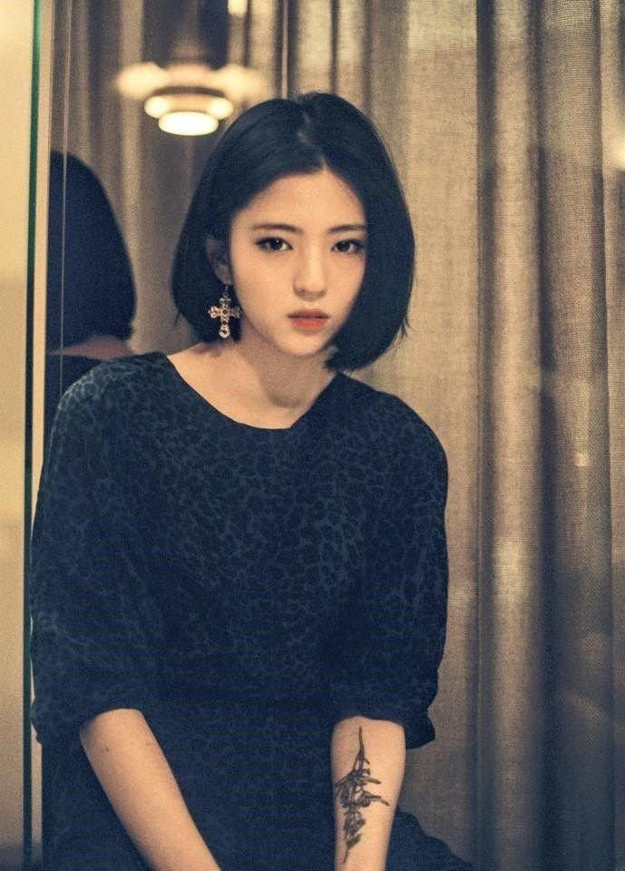 Người đẹp khiến netizen bất ngờ với những hình xăm to ở hai bên cánh tay trong quá khứ.
