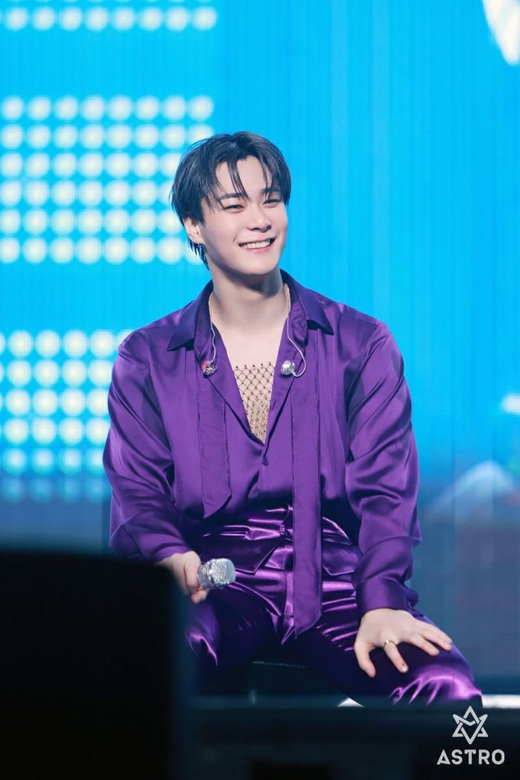 Moonbin là người luôn xuất hiện với hình ảnh vui vẻ, lạc quan nên sự ra đi đột ngột của nam thần tượng ở 25 tuổi trở thành cú sốc lớn với người thân, bạn bè, các thành viên cùng nhóm.