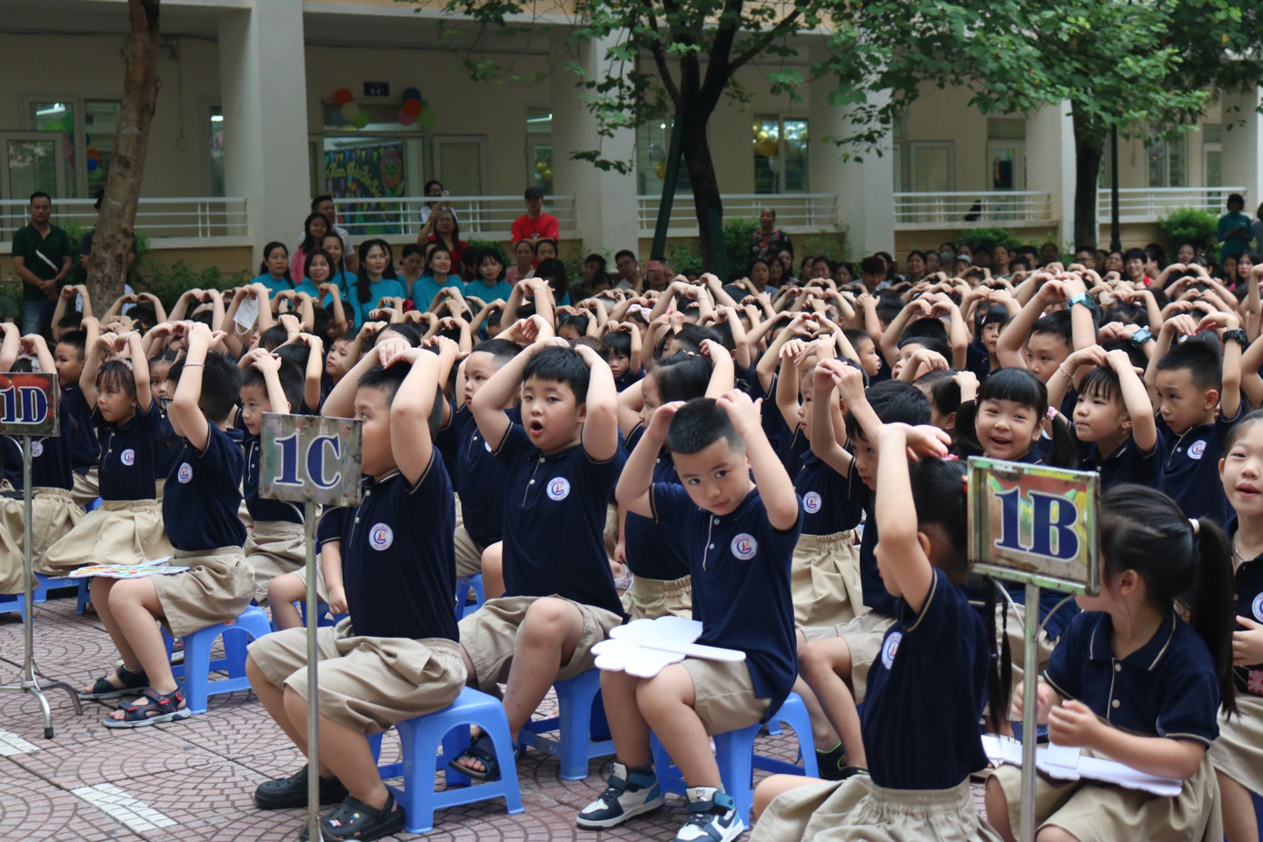 "Biển tim" đáng yêu được tạo bởi các bạn lớp 1 của trường Tiểu học Cát Linh.