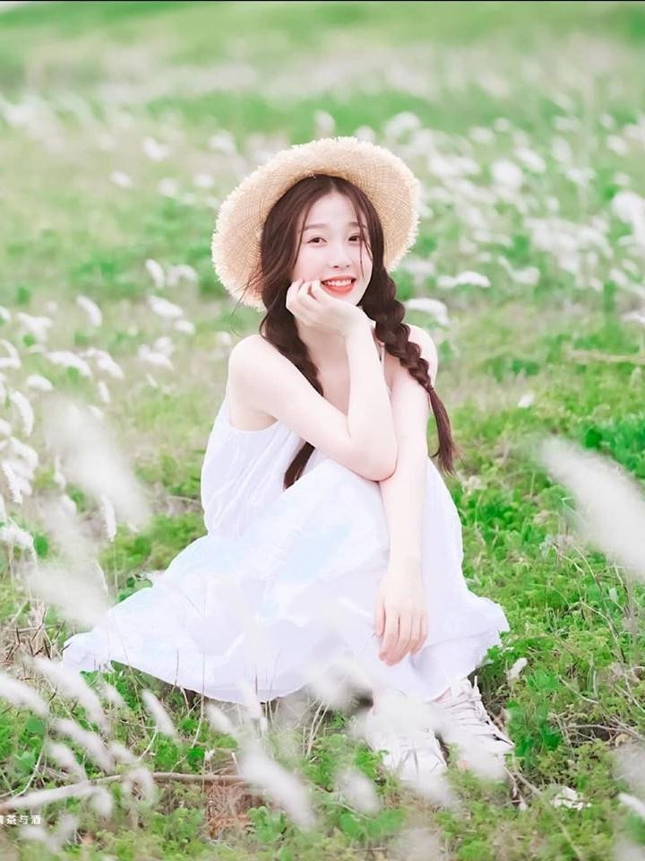 Ngu Thư Hân hoạt động song song giữa hai vai trò idol và diễn viên. Nữ idol gây chú ý khi sánh đôi cùng Đinh Vũ Hề trong bộ phim Khúc Biến Tấu Ánh Trăng. Ngu Thư Hân hoạt động song song giữa hai vai trò idol và diễn viên. Nữ idol gây chú ý khi sánh đôi cùng Đinh Vũ Hề trong bộ phim Khúc Biến Tấu Ánh Trăng.