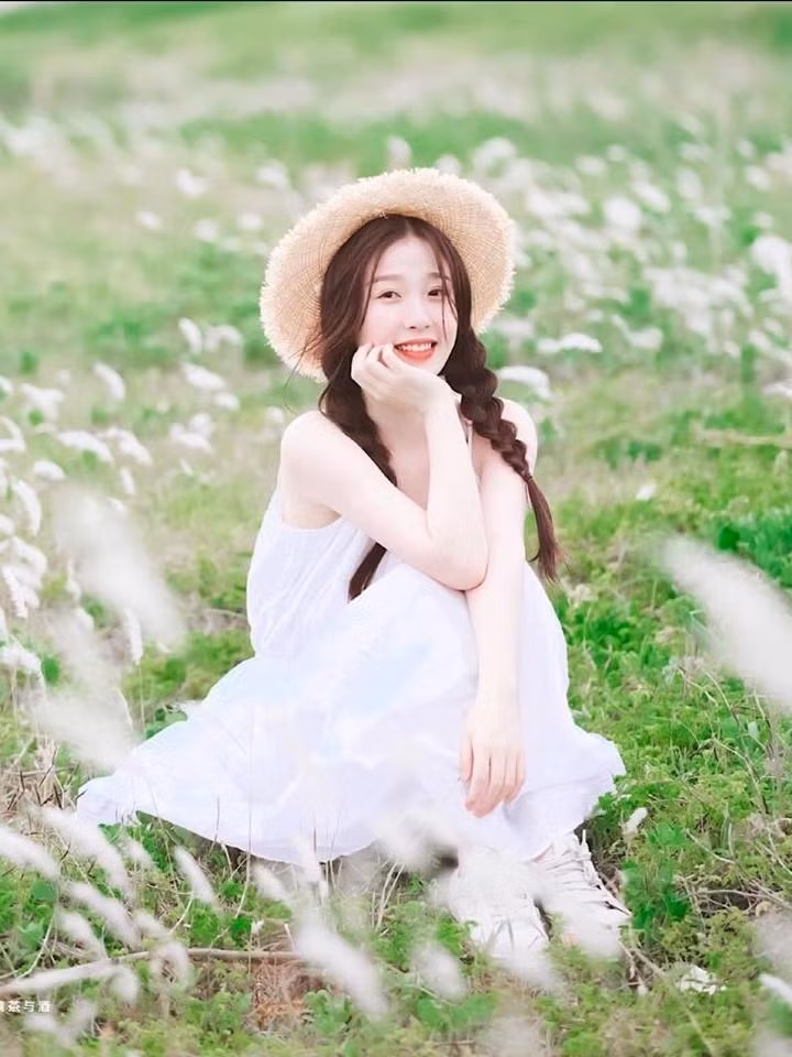 Ngu Thư Hân hoạt động song song giữa hai vai trò idol và diễn viên. Nữ idol gây chú ý khi sánh đôi cùng Đinh Vũ Hề trong bộ phim Khúc Biến Tấu Ánh Trăng.