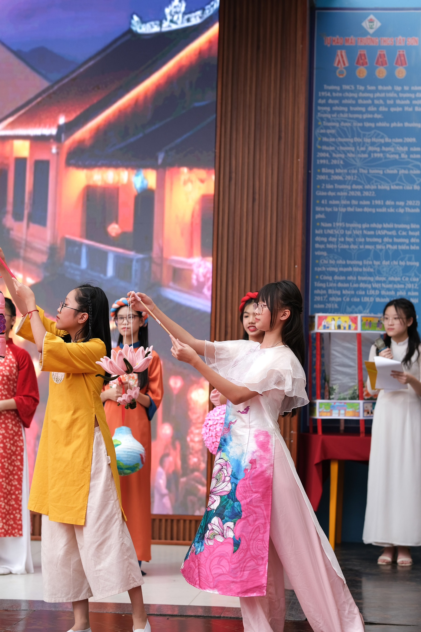 Hình dáng tới cách trang trí của tween đa dạng. Lớp dùng màu nước vẽ lên danh lam, thắng cảnh nổi tiếng của Thủ đô. Lớp lại làm đèn từ vật liệu tái chế, sử dụng kẽm nhung... Hình dáng tới cách trang trí của tween đa dạng. Lớp dùng màu nước vẽ lên danh lam, thắng cảnh nổi tiếng của Thủ đô. Lớp lại làm đèn từ vật liệu tái chế, sử dụng kẽm nhung...