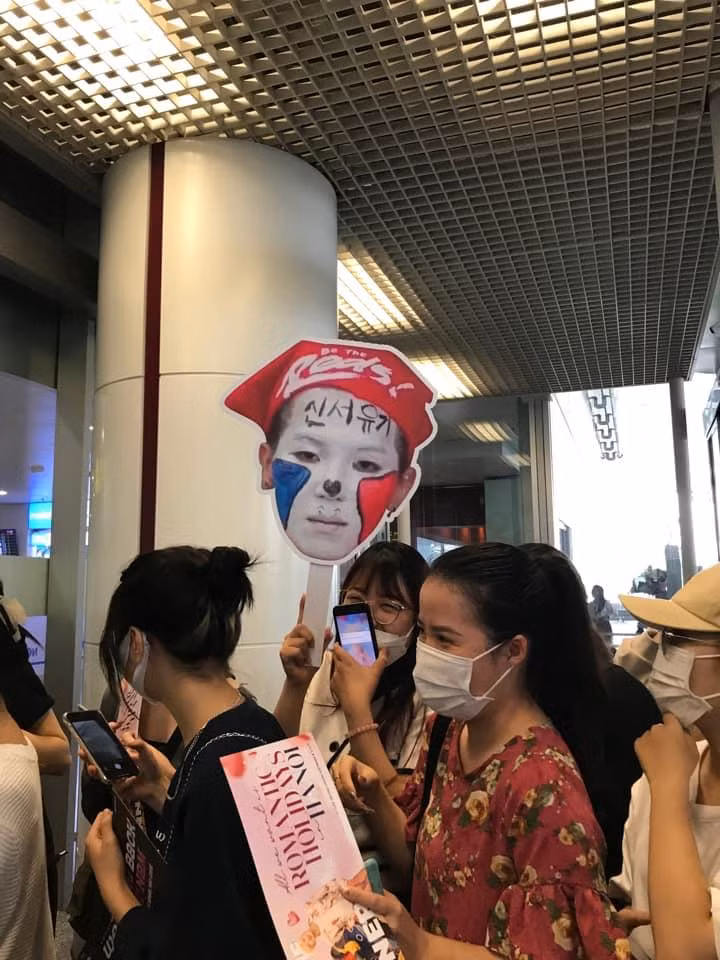 Chiếc banner sẽ khiến Song Mino phải "rớt nước mắt" (vì cười quá nhiều)! - Ảnh: FB Phạm Thu Trang