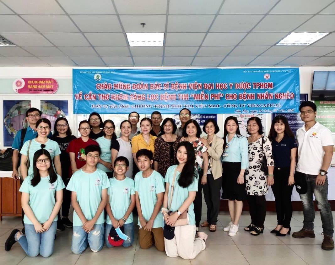 Thùy Chi (hàng dưới, ngoài cùng bên phải) trong dự án Heartfulness Project.