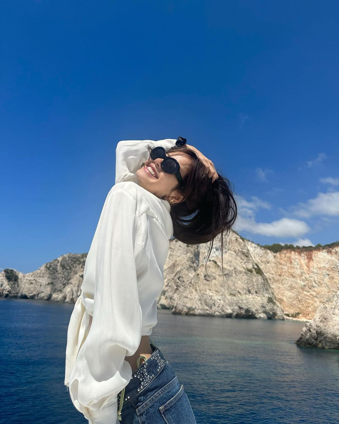 Lisa và vợ của Alexandre Arnault đều "xả ảnh" tại đảo Zakynthos, Hy Lạp. Lisa và vợ của Alexandre Arnault đều "xả ảnh" tại đảo Zakynthos, Hy Lạp.