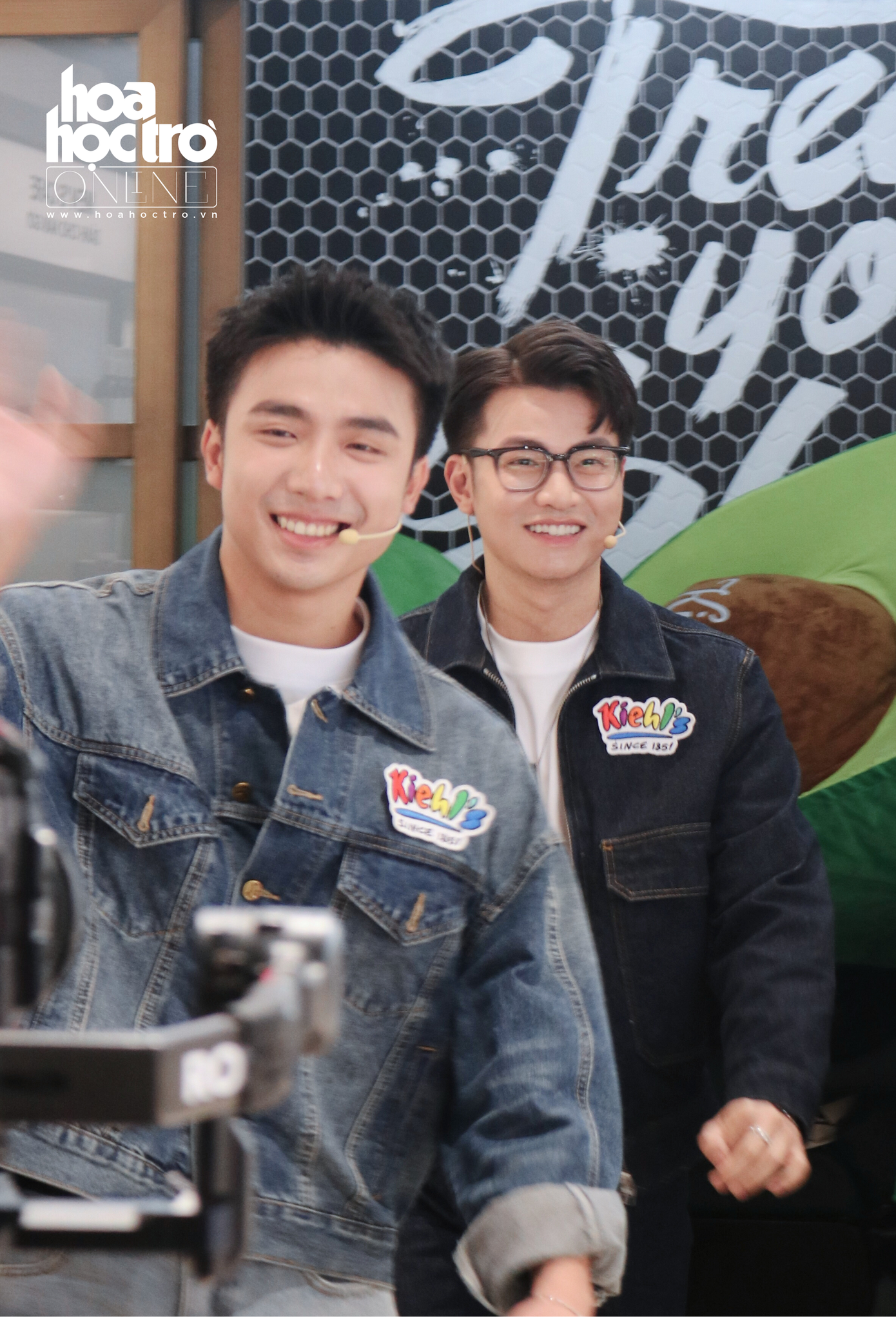 Ninh - Dương bước ra trong tiếng reo hò của cả nghìn "nhân viên" tại buổi "họp quý" tại Hà Nội. Ninh - Dương bước ra trong tiếng reo hò của cả nghìn "nhân viên" tại buổi "họp quý" tại Hà Nội.