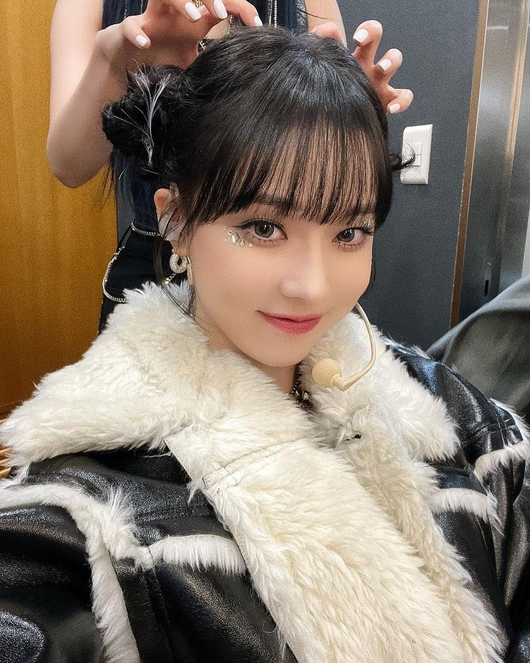 Một vài tấm ảnh selfie nơi hậu trường với tóc Pucca được Winter khoe với fan trên Instagram của aespa. Một vài tấm ảnh selfie nơi hậu trường với tóc Pucca được Winter khoe với fan trên Instagram của aespa.