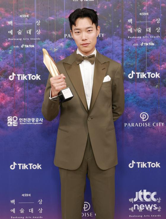 "Ảnh đế" thuộc về Ryu Jun Yeol với The Night Owl. "Ảnh đế" thuộc về Ryu Jun Yeol với The Night Owl.