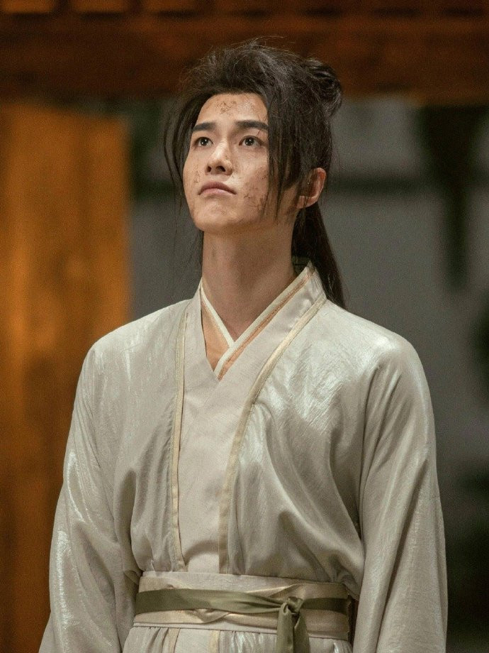 Tạo hình ở Tiên giới trông &quot;cà lơ phất phơ&quot; nhưng xuống trần làm &quot;tiên quân tả tơi&quot;, Phất Dung làm người xem đổ rầm vì trông điển trai hơn hẳn. Từng giai đoạn của phim, khán giả cũng sẽ thấy rõ sự trưởng thành của nhân vật này.