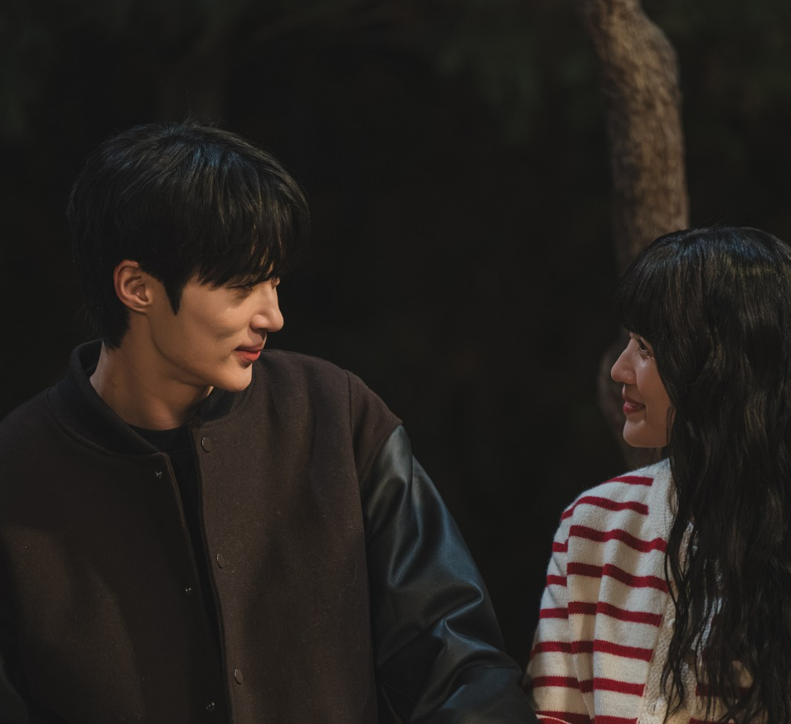 Không chỉ chiếc đồng hồ, nhiều chi tiết của Lovely Runner cũng được đạo diễn lồng ghép ẩn ý tinh tế về Sol - Jae. Không chỉ chiếc đồng hồ, nhiều chi tiết của Lovely Runner cũng được đạo diễn lồng ghép ẩn ý tinh tế về Sol - Jae.