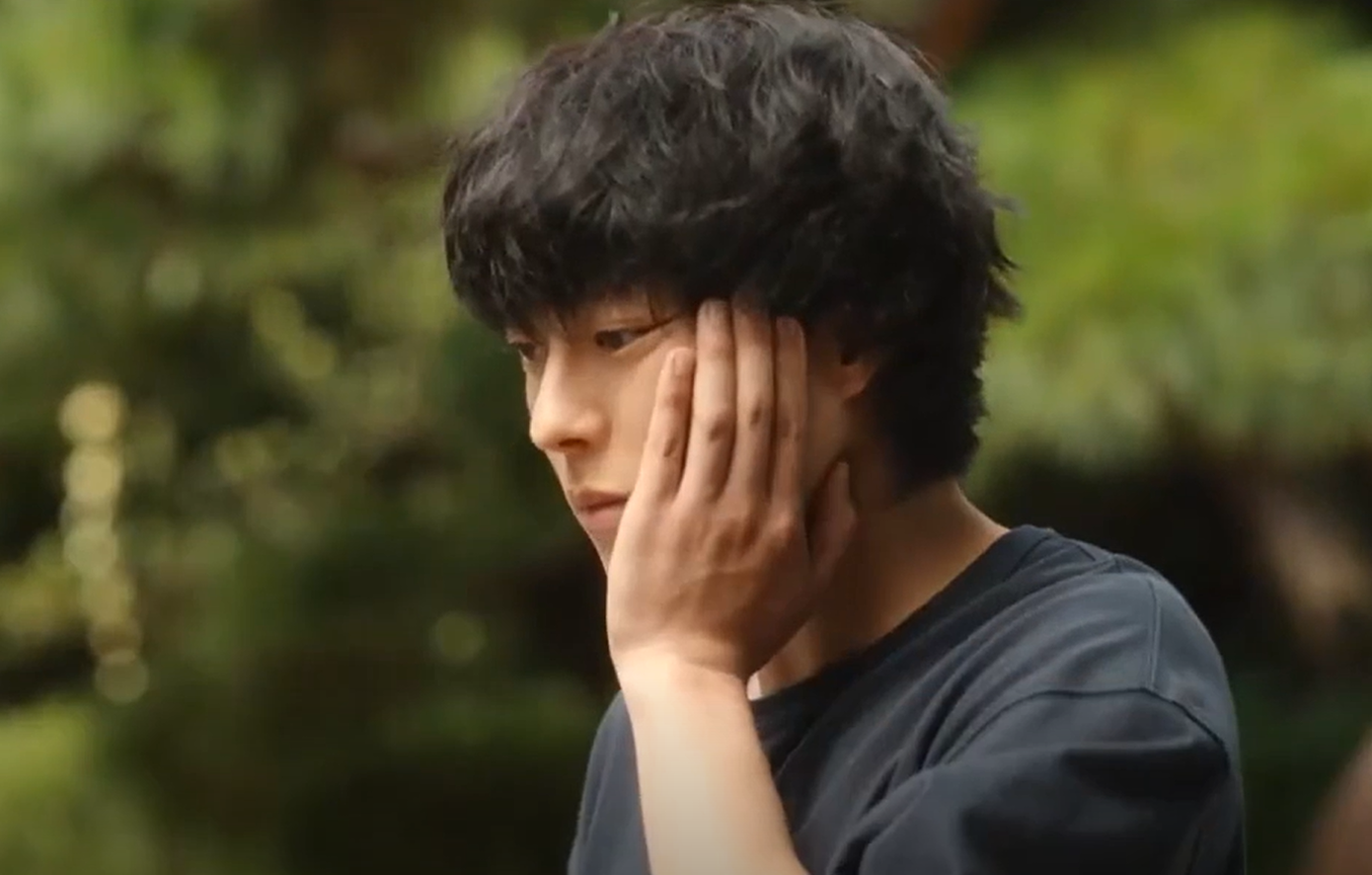 Là người hôn Da Hae trước để xác định xem lòng có yêu cô không, nhưng khi cô hỏi cảm nhận lại nói "không hẳn". Gwi Joo nhận một cú bạt tai từ Do Da Hae.