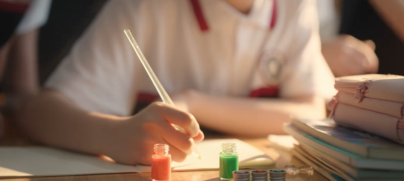 Tử Kỳ đã thích Diệu Diệu khi cả hai học chung trường. Anh chính là người giúp cô đòi lại công bằng bạo lực học đường dù cô đã chuyển trường.