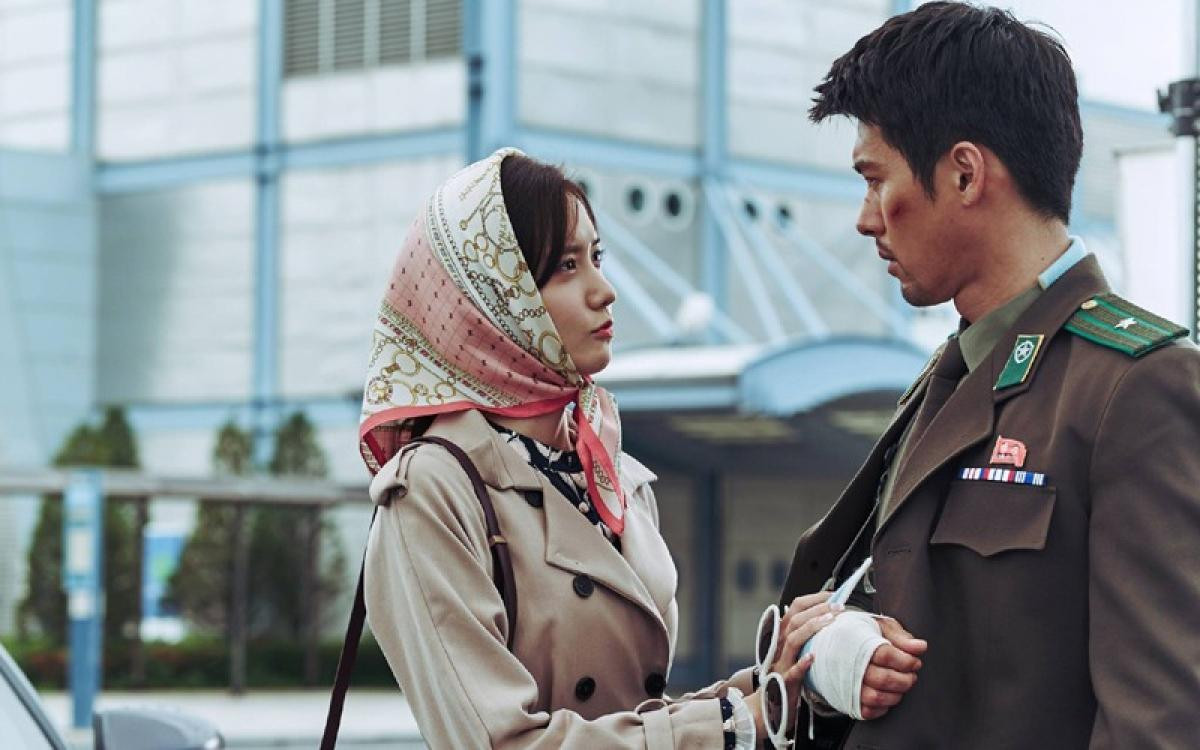 Ở Confidential Assignment 2, Yoona có mối tình đơn phương sâu nặng với Hyun Bin. Ở Confidential Assignment 2, Yoona có mối tình đơn phương sâu nặng với Hyun Bin.