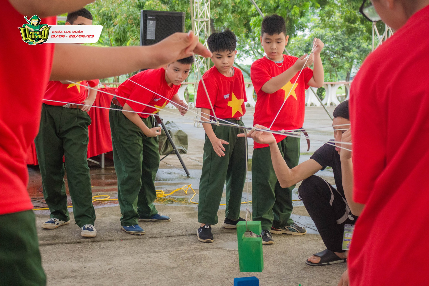 Teen tham gia học kỳ quân đội tại trường Sĩ quan Lục Quân 1 thể hiện độ khéo léo, thông minh cùng tinh thần đồng đội "cực đỉnh" trong hoạt động team building Thử Thách Cực Hạn. - Ảnh: Page Học Kỳ Quân Đội Teen tham gia học kỳ quân đội tại trường Sĩ quan Lục Quân 1 thể hiện độ khéo léo, thông minh cùng tinh thần đồng đội "cực đỉnh" trong hoạt động team building Thử Thách Cực Hạn. - Ảnh: Page Học Kỳ Quân Đội