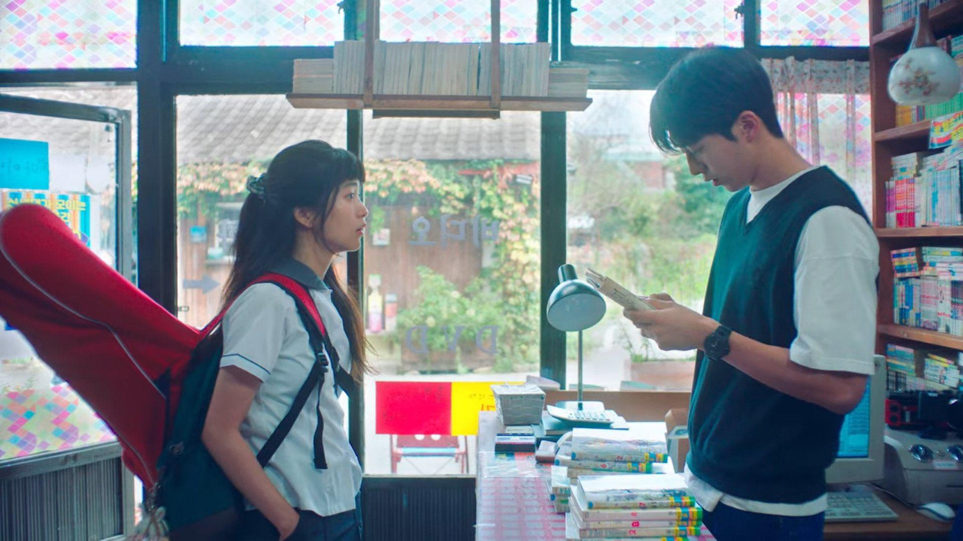 Chạm mặt Yi Jin ở tiệm sách, Hee Do một lần nữa "lớn tiếng" với anh vì không để dành cho cô cuốn Ngôi Nhà Hạnh Phúc dù Hee Do đã hẹn trước và còn là khách VIP của tiệm. Chạm mặt Yi Jin ở tiệm sách, Hee Do một lần nữa "lớn tiếng" với anh vì không để dành cho cô cuốn Ngôi Nhà Hạnh Phúc dù Hee Do đã hẹn trước và còn là khách VIP của tiệm.