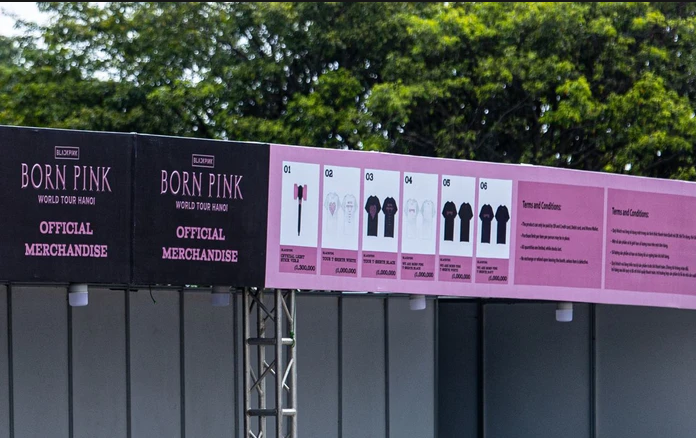 Gian hàng bán các vật phẩm liên quan đến BLACKPINK như lightstick, áo thun... đã được dựng. - Ảnh: Báo Phụ Nữ Việt Nam Gian hàng bán các vật phẩm liên quan đến BLACKPINK như lightstick, áo thun... đã được dựng. - Ảnh: Báo Phụ Nữ Việt Nam