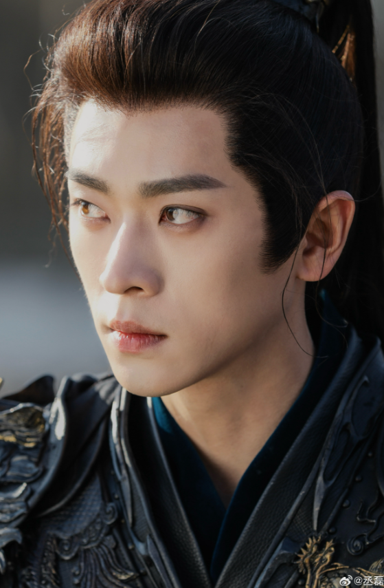 Ngoại hình và diễn xuất của anh đều ổn, những gì nam diễn viên cần là một kịch bản thú vị để tạo một dấu mốc hoàn hảo và chói sáng trong sự nghiệp. Ngoại hình và diễn xuất của anh đều ổn, những gì nam diễn viên cần là một kịch bản thú vị để tạo một dấu mốc hoàn hảo và chói sáng trong sự nghiệp.