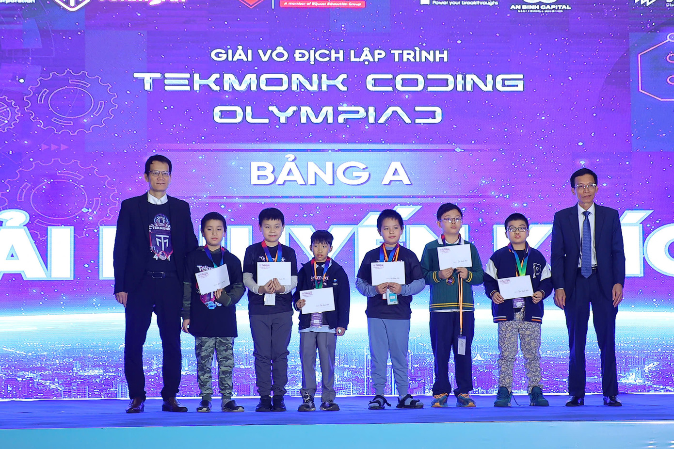 Thí sinh được chia làm 4 bảng đấu. Mỗi bảng đấu có 2 giải Vàng, 2 giải Bạc, 2 giải Đồng, 10 giải Khuyến Khích và 12 giải Tài Năng. Thí sinh được chia làm 4 bảng đấu. Mỗi bảng đấu có 2 giải Vàng, 2 giải Bạc, 2 giải Đồng, 10 giải Khuyến Khích và 12 giải Tài Năng.