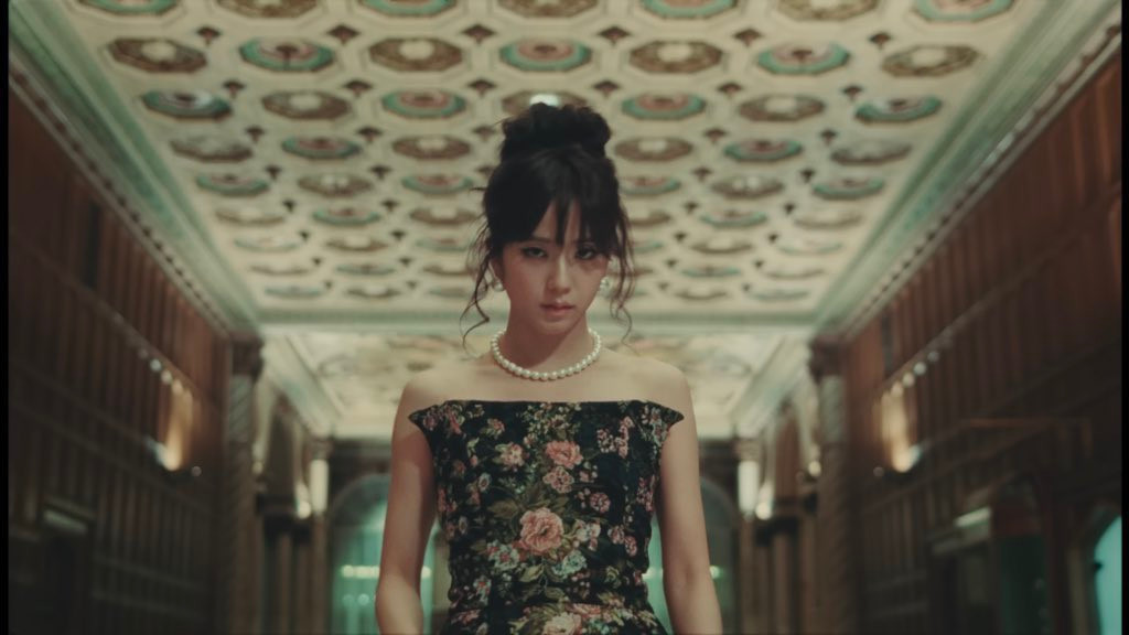 Không chỉ tạo hình mà MV của chị cả BLACKPINK cũng &quot;gây choáng&quot; với bối cảnh tráng lệ.