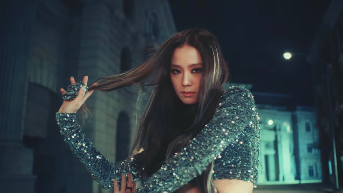Jisoo lần đầu &quot;thử thách&quot; với mái tóc gắn/ nhuộm light sáng trong MV.