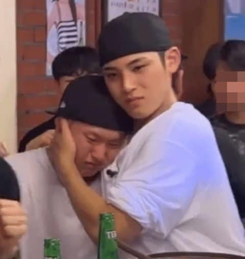 Tới khoảnh khắc Mingyu an ủi Hoshi đang khóc thút xíu xiu cũng được CARAT chớp cơ hội biến thành meme. Tới khoảnh khắc Mingyu an ủi Hoshi đang khóc thút xíu xiu cũng được CARAT chớp cơ hội biến thành meme.