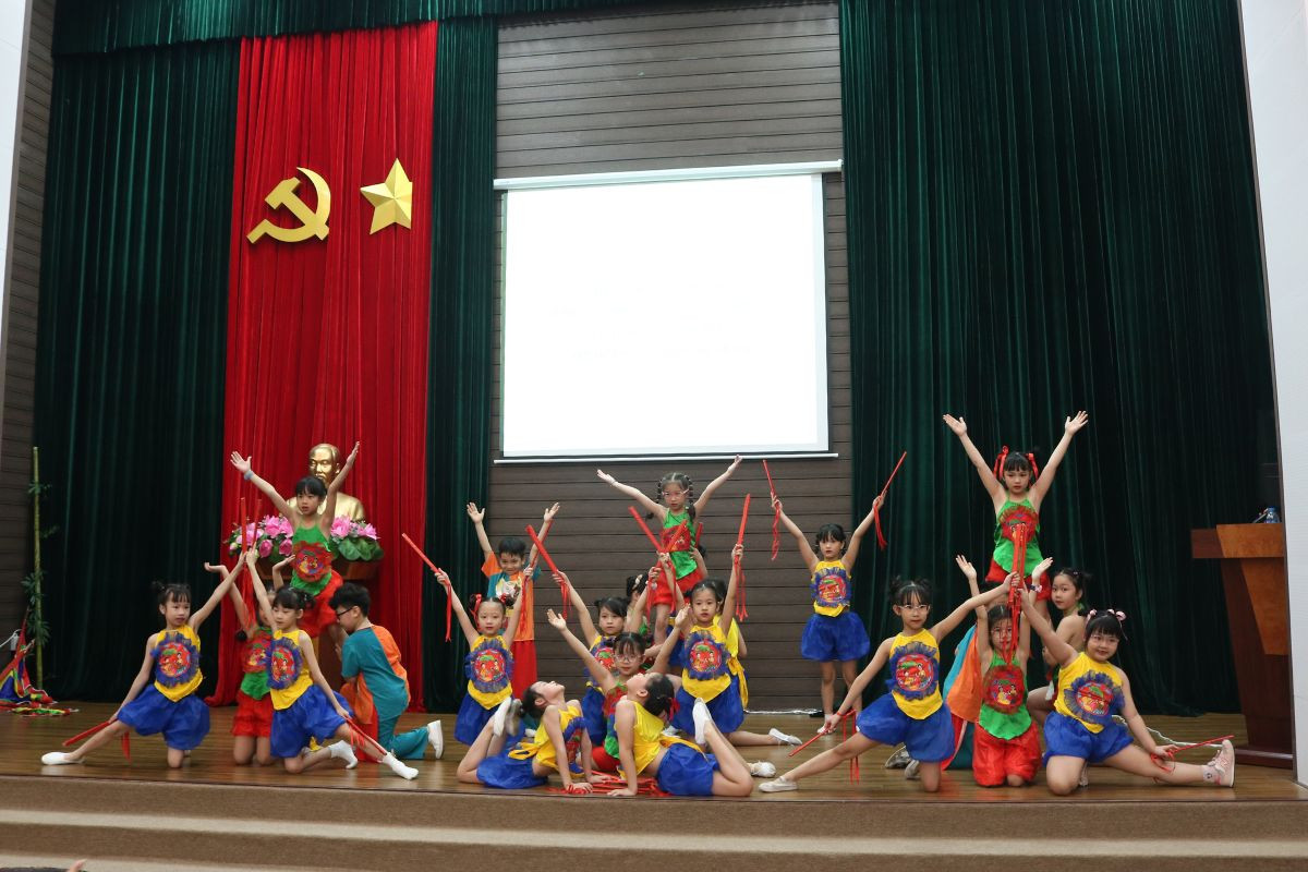 Mở đầu chương trình là loạt tiết mục lấy cảm hứng đất nước, dân tộc khiến các khán giả nhí tại hội trường không thể rời mắt.