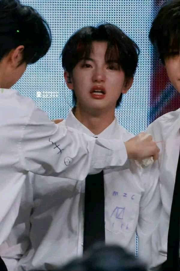 Mục Chỉ Thừa bị tắt mic trong lúc kích động hậu công bố T.O.P debut 6 người. Mục Chỉ Thừa bị tắt mic trong lúc kích động hậu công bố T.O.P debut 6 người.