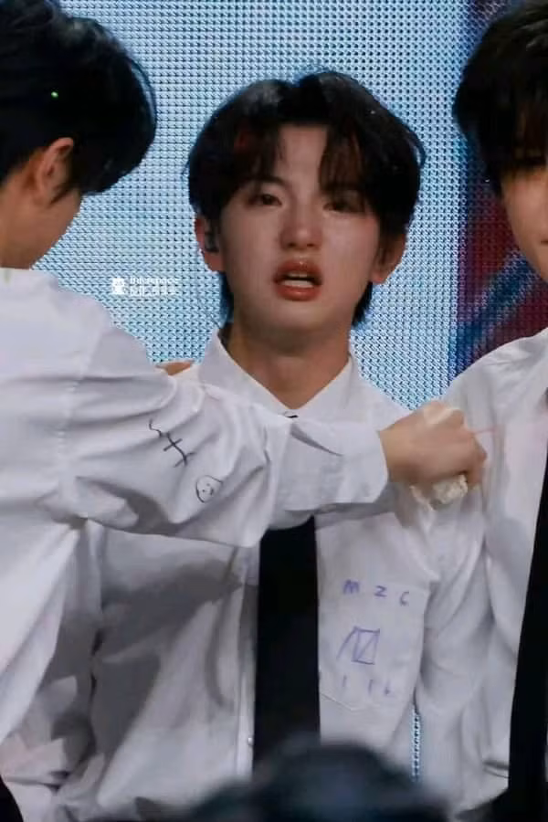 Mục Chỉ Thừa bị tắt mic trong lúc kích động hậu công bố T.O.P debut 6 người. Mục Chỉ Thừa bị tắt mic trong lúc kích động hậu công bố T.O.P debut 6 người.