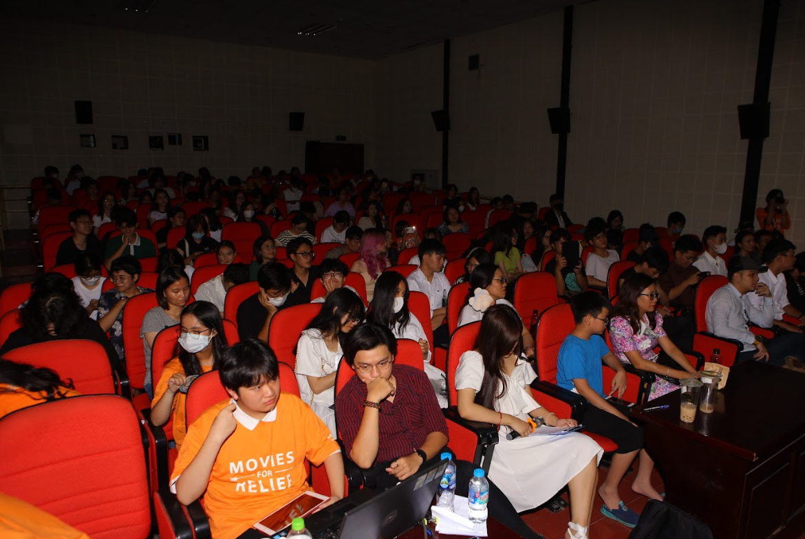 Dưới ánh đèn dịu, không gian tĩnh lặng, khán giả cùng đội sản xuất thưởng thức từng bộ phim ngắn nhuốm màu sắc tuổi trẻ, thanh xuân.