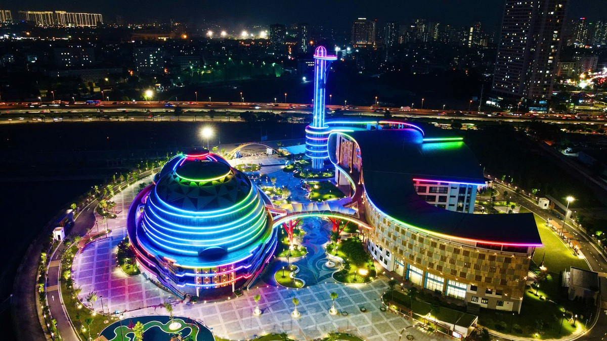 Không chỉ "hoành tráng lệ" vào ban ngày mà khi thành phố lên đèn, Cung Thiếu nhi cũng "lên đồ" với đèn neon bảy màu sặc sỡ bao quanh cấu trúc các tòa nhà. - Ảnh: Trọng Tài/ TPO Không chỉ "hoành tráng lệ" vào ban ngày mà khi thành phố lên đèn, Cung Thiếu nhi cũng "lên đồ" với đèn neon bảy màu sặc sỡ bao quanh cấu trúc các tòa nhà. - Ảnh: Trọng Tài/ TPO