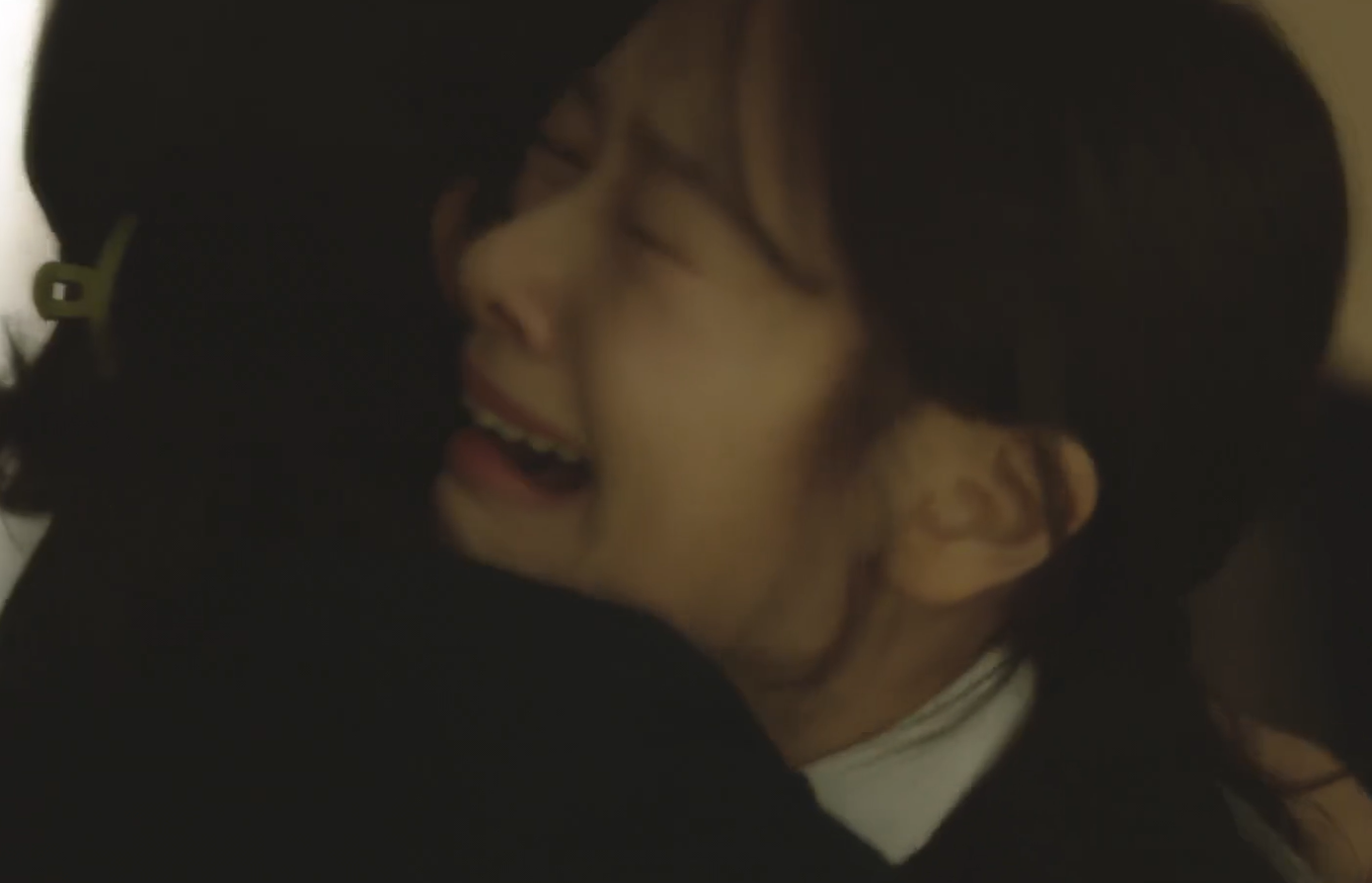 Jung So Min làm tốt ở cảnh Seok Ryu sợ hãi, lo lắng, bật khóc vì nghe tin "con trai bạn mẹ" gặp tai nạn. Trong khi Jung Hae In cũng diễn ra chất tủi thân, chỉ lén khóc thầm của Seung Hyo 17 - 18 tuổi khi không còn được theo đuổi điều cậu thích nữa. Jung So Min làm tốt ở cảnh Seok Ryu sợ hãi, lo lắng, bật khóc vì nghe tin "con trai bạn mẹ" gặp tai nạn. Trong khi Jung Hae In cũng diễn ra chất tủi thân, chỉ lén khóc thầm của Seung Hyo 17 - 18 tuổi khi không còn được theo đuổi điều cậu thích nữa.