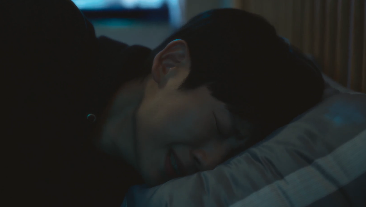 Jung So Min làm tốt ở cảnh Seok Ryu sợ hãi, lo lắng, bật khóc vì nghe tin "con trai bạn mẹ" gặp tai nạn. Trong khi Jung Hae In cũng diễn ra chất tủi thân, chỉ lén khóc thầm của Seung Hyo 17 - 18 tuổi khi không còn được theo đuổi điều cậu thích nữa. Jung So Min làm tốt ở cảnh Seok Ryu sợ hãi, lo lắng, bật khóc vì nghe tin "con trai bạn mẹ" gặp tai nạn. Trong khi Jung Hae In cũng diễn ra chất tủi thân, chỉ lén khóc thầm của Seung Hyo 17 - 18 tuổi khi không còn được theo đuổi điều cậu thích nữa.