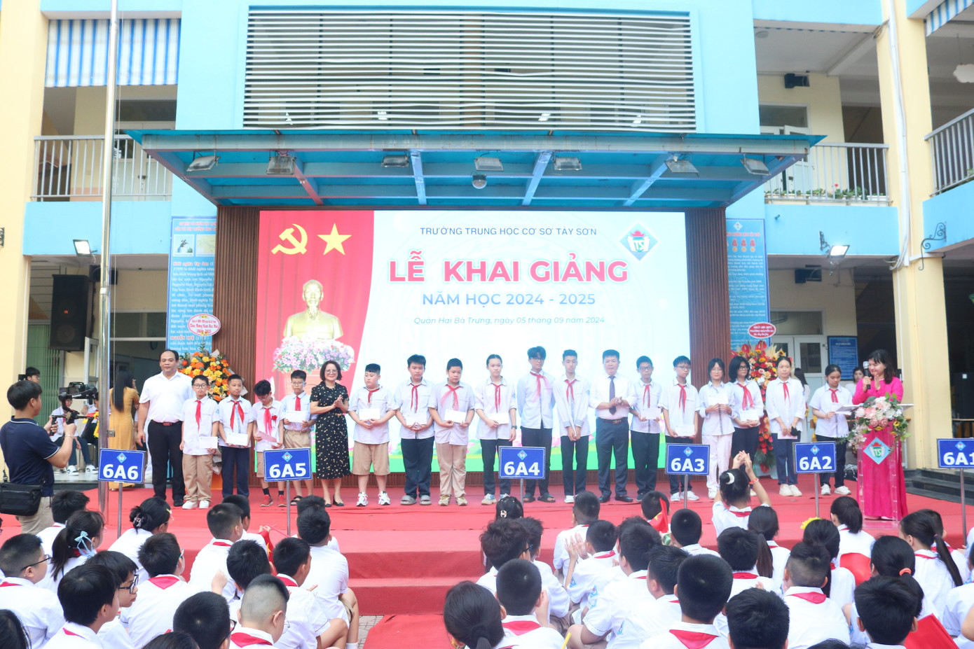 Các bạn nhỏ vượt qua hoàn cảnh khó khăn, đạt thành tích cao trong học tập được trao thưởng. Các bạn nhỏ vượt qua hoàn cảnh khó khăn, đạt thành tích cao trong học tập được trao thưởng.