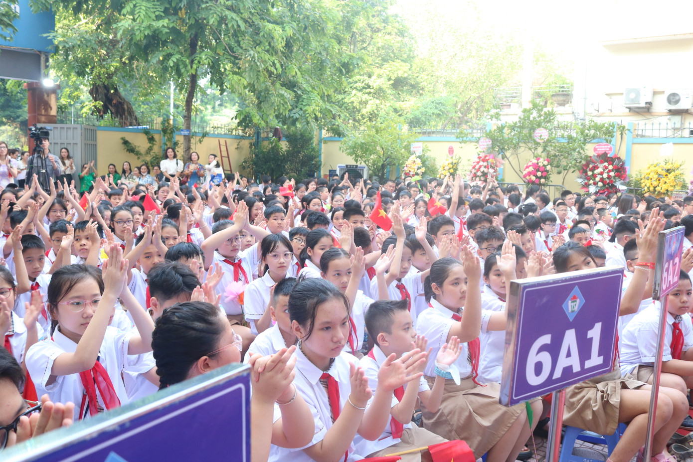 Tween vỗ tay hòa chung với tiếng trống trường giòn giã. Tween vỗ tay hòa chung với tiếng trống trường giòn giã.