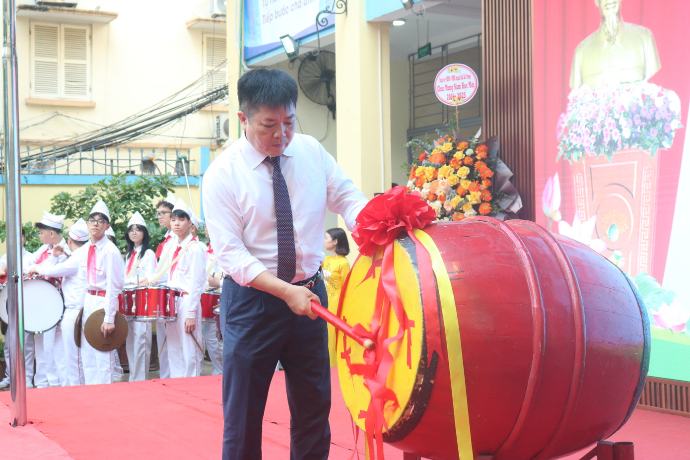 Ông Nguyễn Duy Sơn - Ủy viên Ban thường vụ Quận ủy - Trưởng ban Tuyên giáo Quận ủy Hai Bà Trưng đánh tiếng trống trường đầu tiên của năm học mới tại trường THCS Tây Sơn. Ông Nguyễn Duy Sơn - Ủy viên Ban thường vụ Quận ủy - Trưởng ban Tuyên giáo Quận ủy Hai Bà Trưng đánh tiếng trống trường đầu tiên của năm học mới tại trường THCS Tây Sơn.