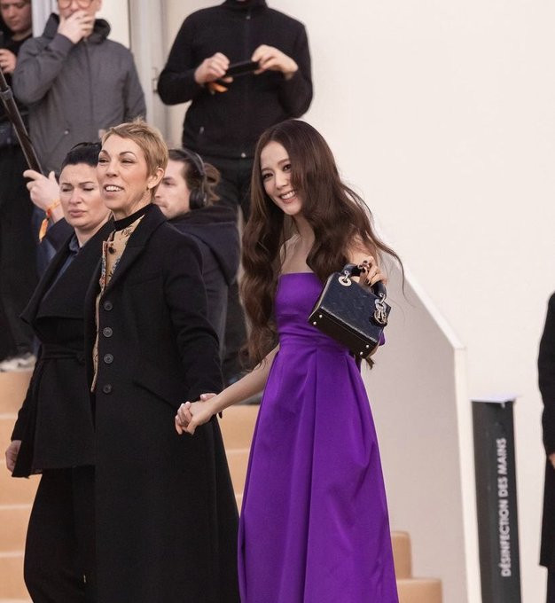 Bà Favier đích thân đón Jisoo vào show diễn.