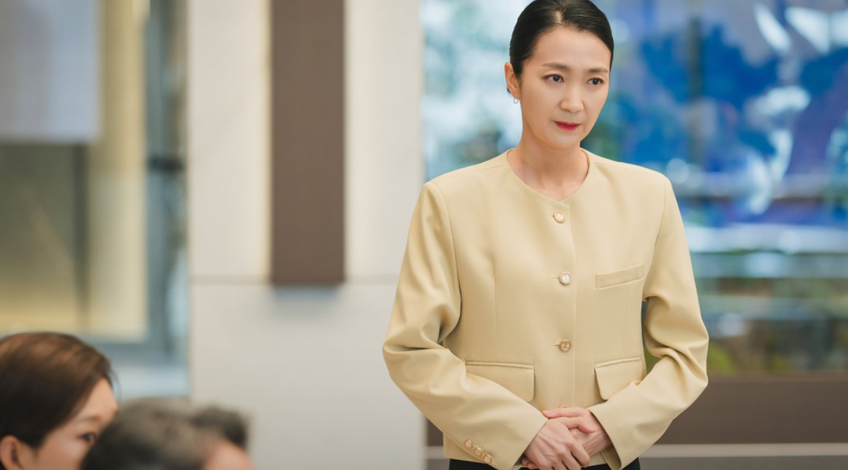 Grace Go là tay sai đắc lực cho Yoon Eun Sung, một người "thấy sang bắt quàng làm họ", cố bám lấy những gia đình tài phiệt như nhà họ Hong để kiếm lợi. Grace Go là tay sai đắc lực cho Yoon Eun Sung, một người "thấy sang bắt quàng làm họ", cố bám lấy những gia đình tài phiệt như nhà họ Hong để kiếm lợi.