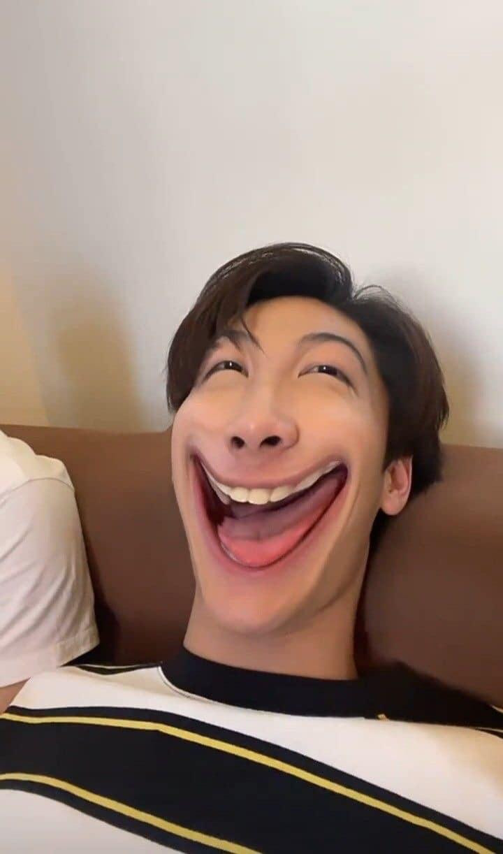 Dew là một điển hình của nam thần (kinh) khiến fan cười ngất với những pha "tự dìm" cho bớt đẹp của mình. Dew là một điển hình của nam thần (kinh) khiến fan cười ngất với những pha "tự dìm" cho bớt đẹp của mình.