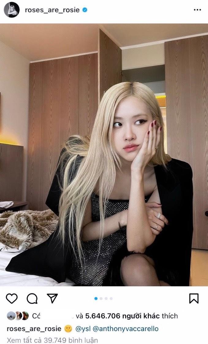 Trước đó, Rosé cũng đã "nhá hàng" trước loạt ảnh diện trang phục này trên Instagram cá nhân và nhận về hàng triệu "lượt tim". Trước đó, Rosé cũng đã "nhá hàng" trước loạt ảnh diện trang phục này trên Instagram cá nhân và nhận về hàng triệu "lượt tim".