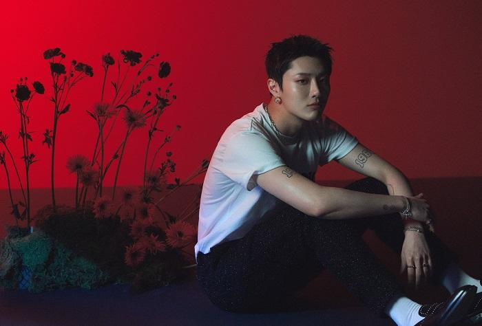 WOODZ (Cho Seungyeon - cựu thành viên X1) - chàng idol toàn năng của K-Pop góp mặt trong danh sách này với Feel Like. TIME nhận xét giọng hát của WOODZ trong ca khúc như có từ tính đầy cuốn hút.