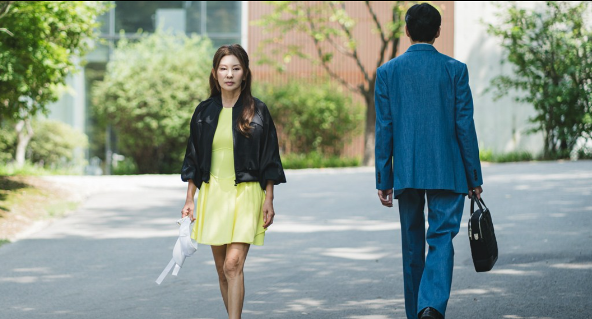 Cái chào nhau lướt qua của Moh Seul Hee và Yoon Eun Sung ở tập 4 có lẽ không hề qua loa, xa lạ như bề ngoài. Cái chào nhau lướt qua của Moh Seul Hee và Yoon Eun Sung ở tập 4 có lẽ không hề qua loa, xa lạ như bề ngoài.