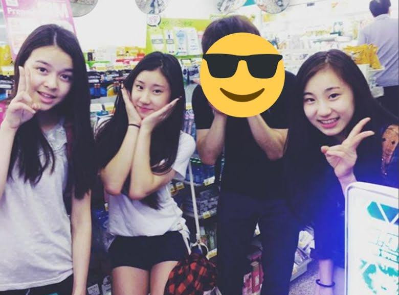 (Lần lượt từ trái qua phải) Lily M, Chaeryeong (ITZY), Chaeyeon (cựu thành viên IZ*ONE) trong cùng khung hình. (Lần lượt từ trái qua phải) Lily M, Chaeryeong (ITZY), Chaeyeon (cựu thành viên IZ*ONE) trong cùng khung hình.