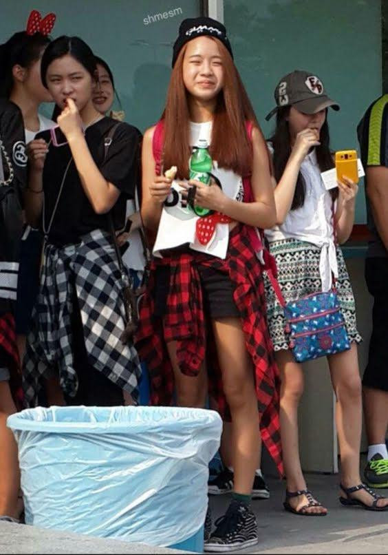 Lily M (ngoài cùng bên phải) cùng Ryujin của ITZY (ngoài cùng bên trái) và Natty (chính giữa) tại concert của 2PM. Lily M (ngoài cùng bên phải) cùng Ryujin của ITZY (ngoài cùng bên trái) và Natty (chính giữa) tại concert của 2PM.