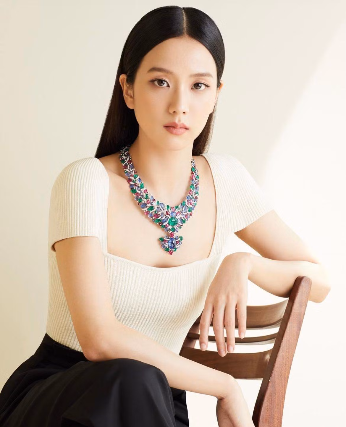 Fan đã gửi mail và vào đầu tháng 10, Cartier đã phản hồi, xác nhận chiếc vòng cổ Jisoo đeo có giá ít nhất là 3 triệu USD.