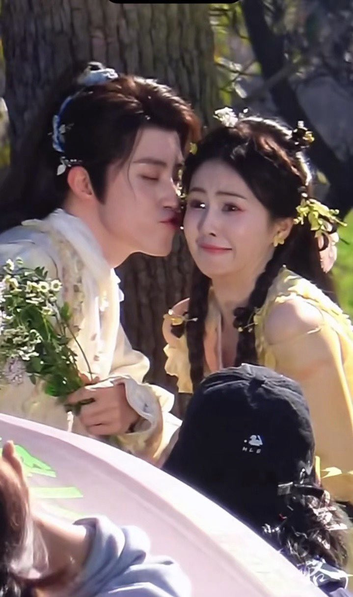 ... giây sau Ngao Thụy Bằng trở về "acc thật", chu mỏ, còn Bạch Lộc thì "méo mặt". ... giây sau Ngao Thụy Bằng trở về "acc thật", chu mỏ, còn Bạch Lộc thì "méo mặt".