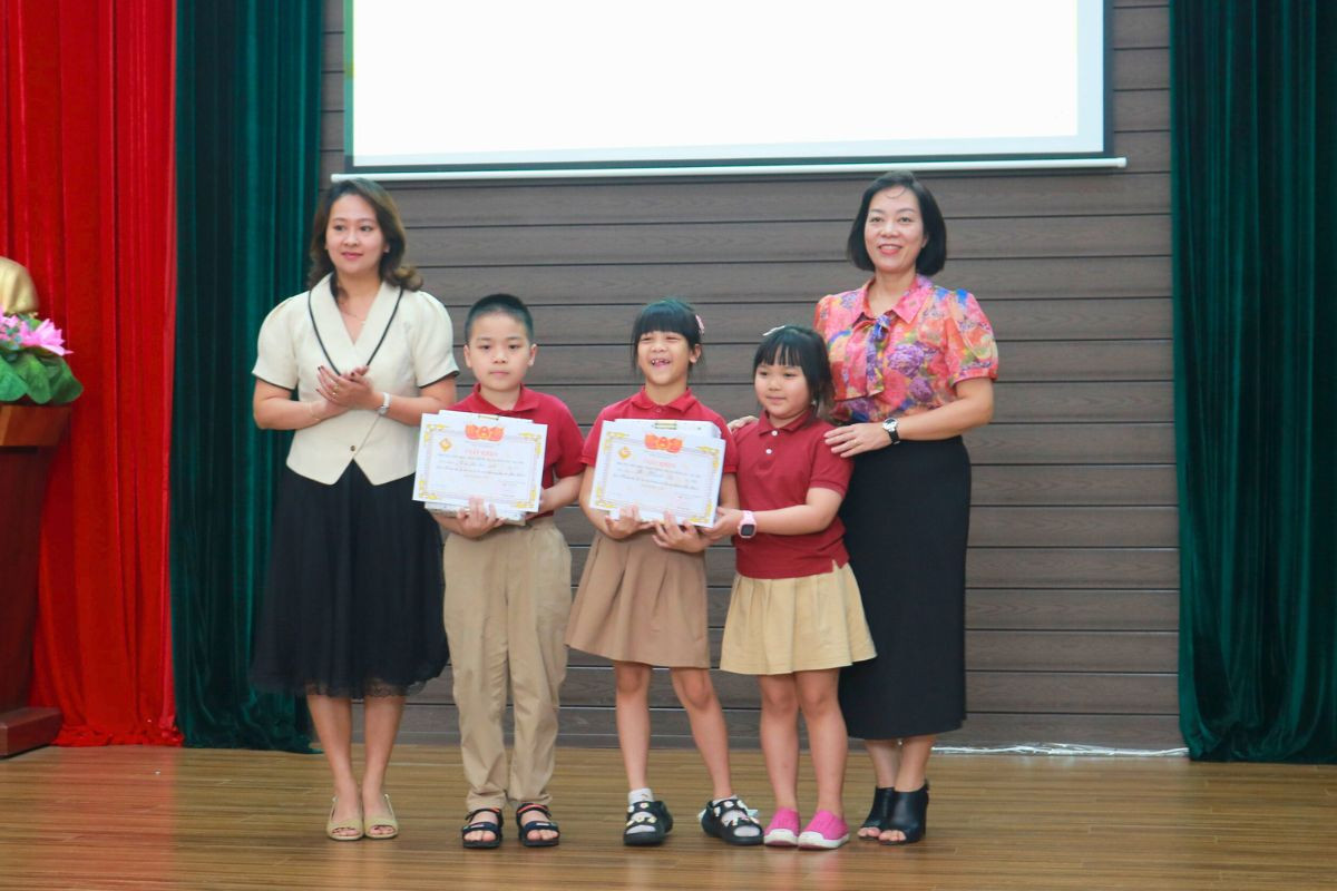 Đại diện các tập thể lớp nhận giải thiết kế video.