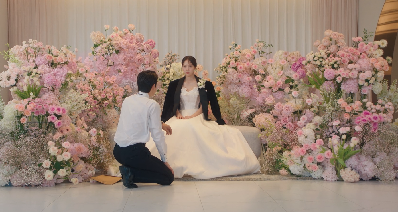 Khi cô không chịu đứng lên theo lời của anh, Sa Eon đã quỳ một chân xuống, nhẹ nhàng đeo nhẫn cho cô. Nếu không có phần thoại phía sau, phân đoạn này hoàn toàn có thể biến thành cảnh tỏ tình lãng mạn. Khi cô không chịu đứng lên theo lời của anh, Sa Eon đã quỳ một chân xuống, nhẹ nhàng đeo nhẫn cho cô. Nếu không có phần thoại phía sau, phân đoạn này hoàn toàn có thể biến thành cảnh tỏ tình lãng mạn.