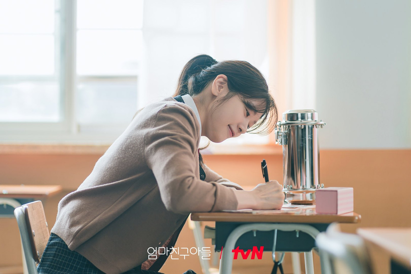 Đều ngoài 30 tuổi, nhưng Jung So Min và Jung Hae In vẫn vào vai học sinh Trung học ngọt xớt.